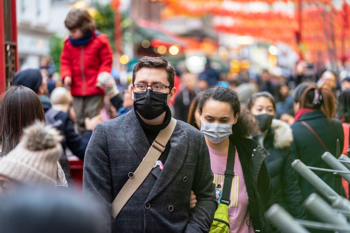 Люди в Лондоне носят маски для лица, чтобы защитить себя от коронавируса