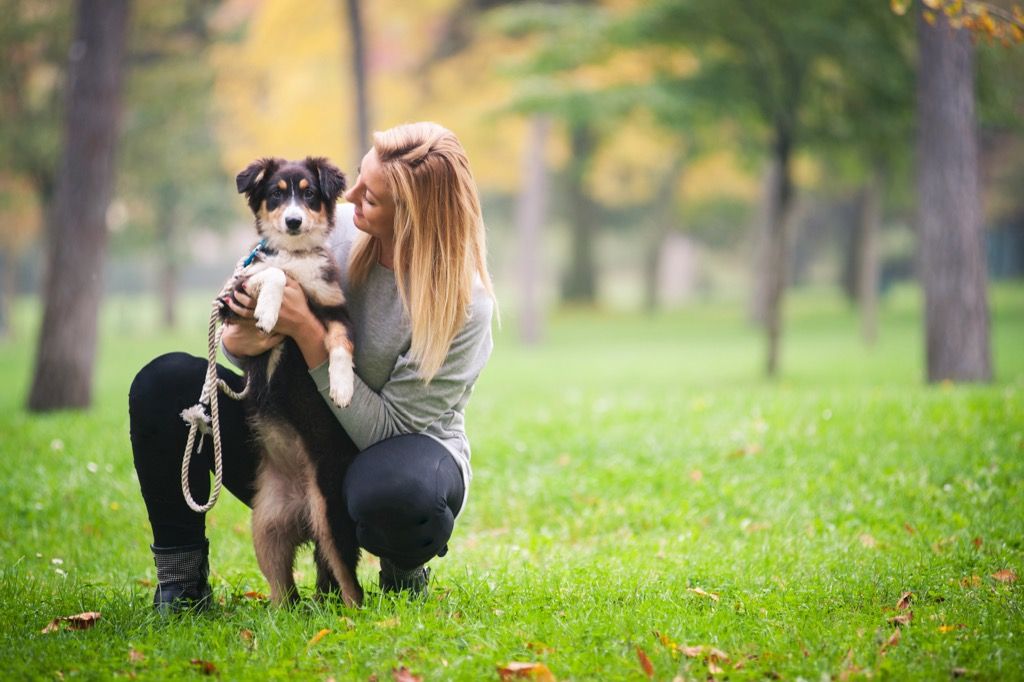 Người phụ nữ với con chó trong công viên
