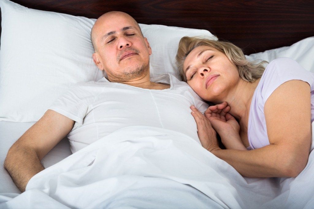coppia che dorme nel letto insieme, abitudini di persona intelligente
