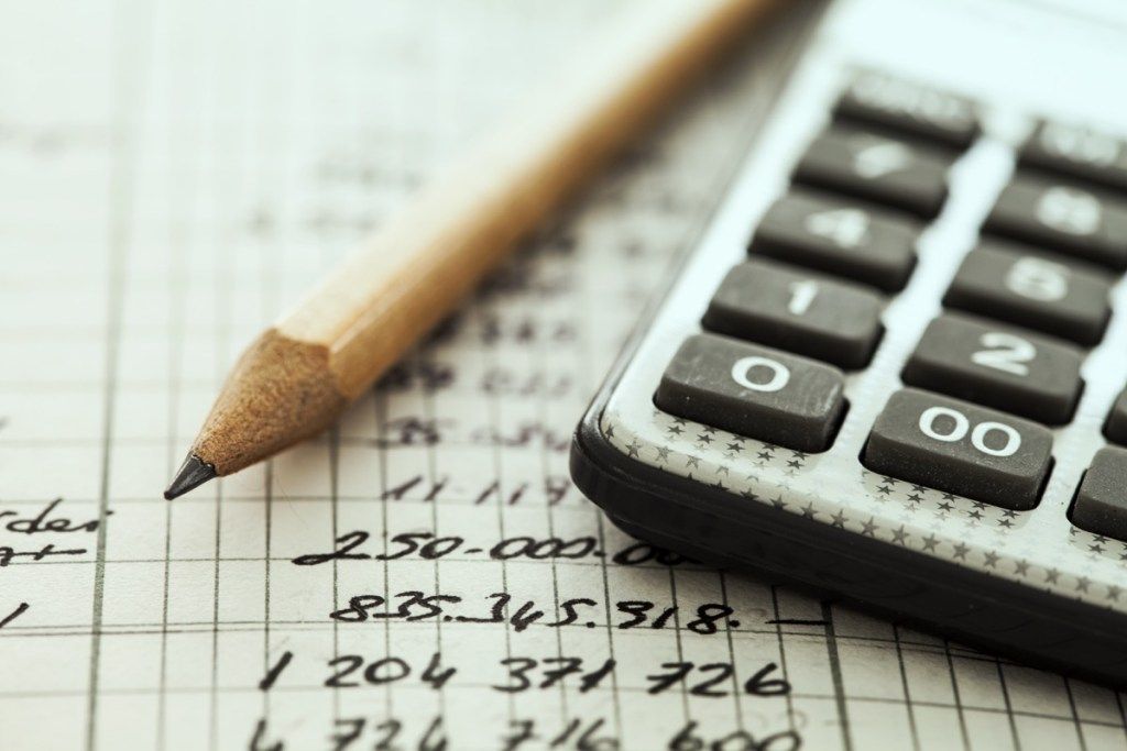 Kalkulator i olovka na vrhu papira s brojevima, navike pametnih osoba