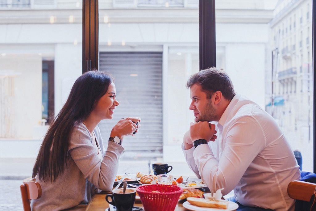 pareja comiendo Consejos para el matrimonio de citas malas