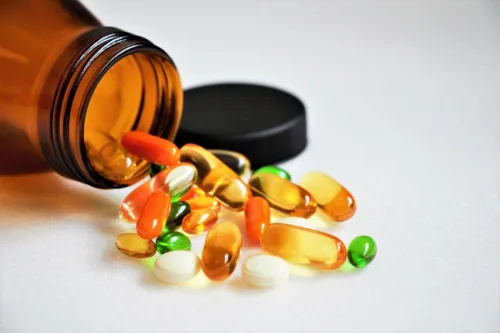   vitamiinit ja lisäravinteet ruskealla pullolla