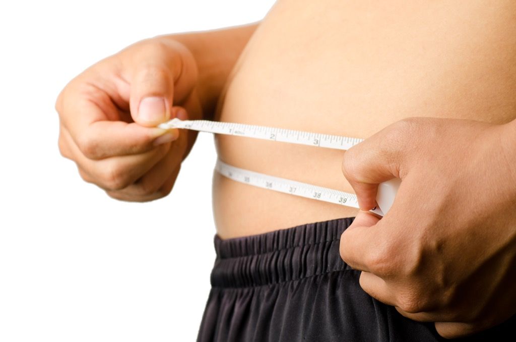 Homem verificando a gordura da barriga, primeiro ataque cardíaco, leis estranhas