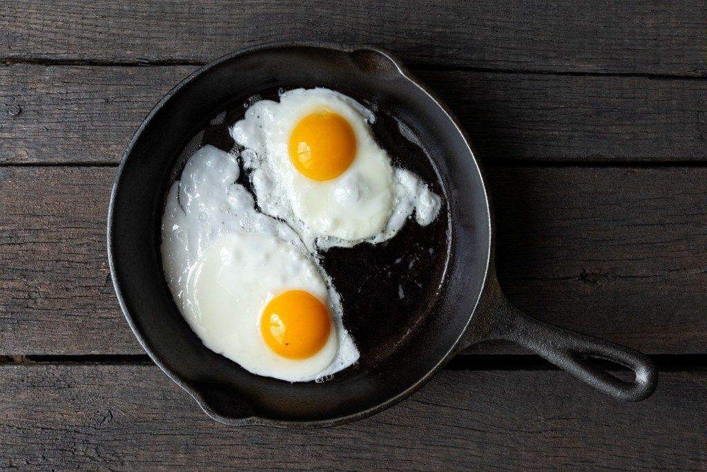 ไข่สองฟองที่แตกง่ายในกระทะตอกไข่