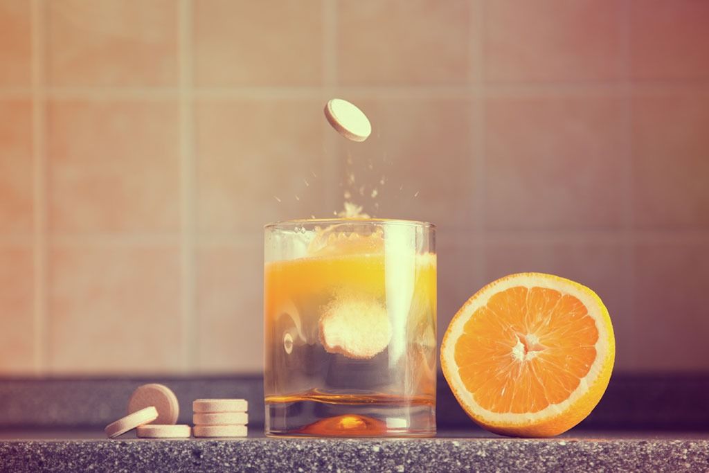 zdrav moški pomarančni sok