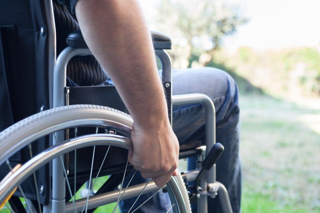 Парализованный человек в инвалидной коляске