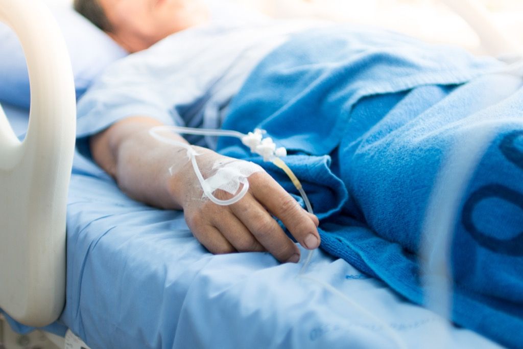 איש חולה במיטה בבית החולים מחלות מפחידות ביותר