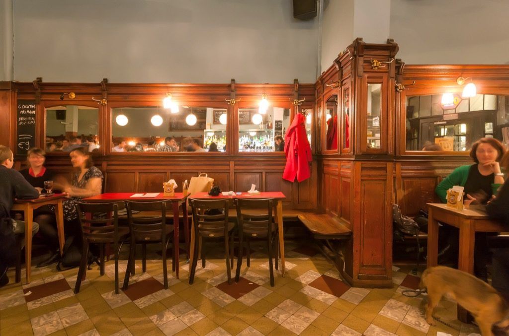 ベルギーの鏡のあるカフェ