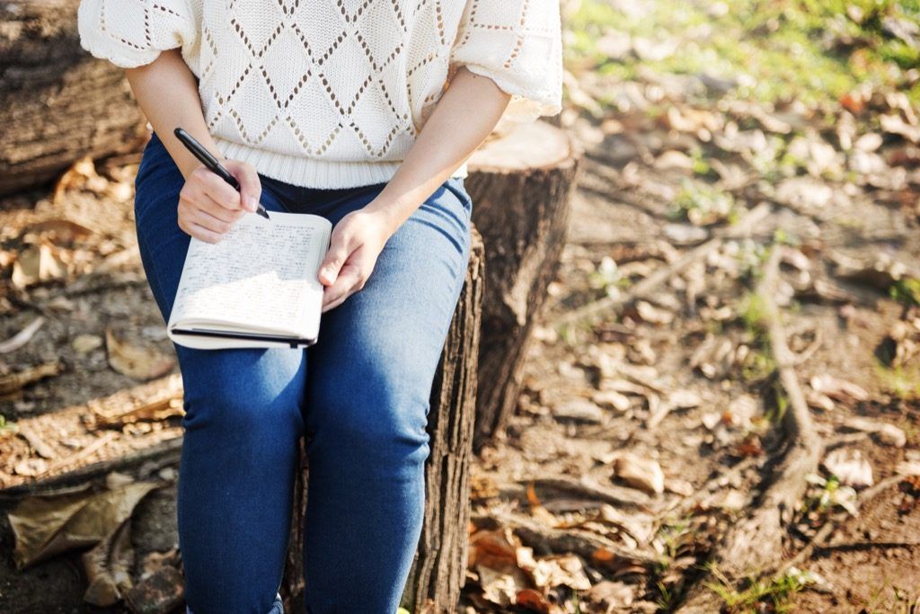 vrouw schrijven in dagboek gewichtsverlies