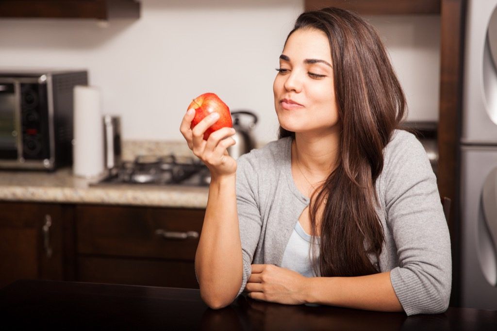 wanita makan mengunyah sebiji epal