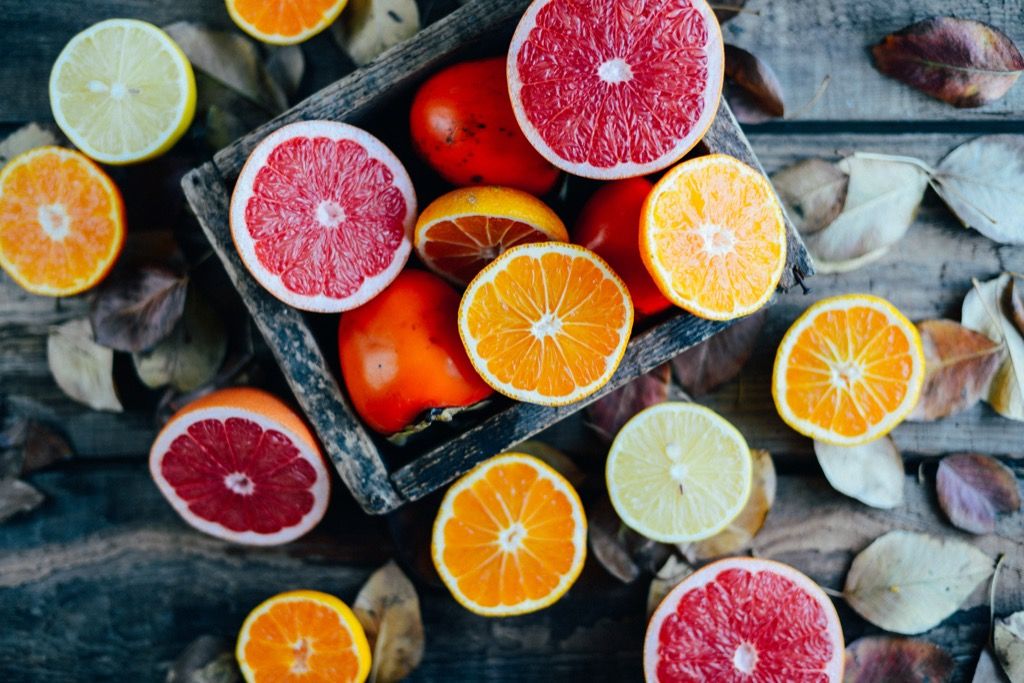 자몽, 오렌지 및 라임을 포함하여 반으로 자른 감귤류 과일