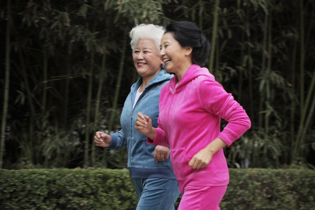 пожилые женщины занимаются спортом {Секреты долгой жизни}