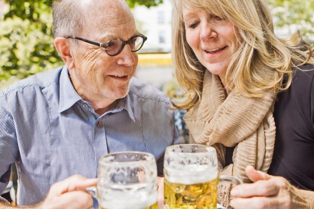 Coppia di anziani che beve birra {Secrets to a Long Life}
