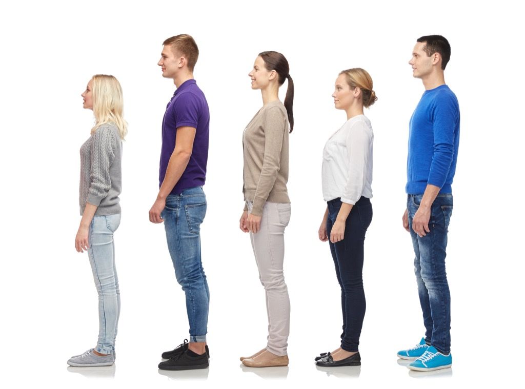 ایک لائن میں کھڑے مختصر اور لمبے افراد ، 40 کے بعد آپ کے جسم کو تبدیل کرنے کا طریقہ