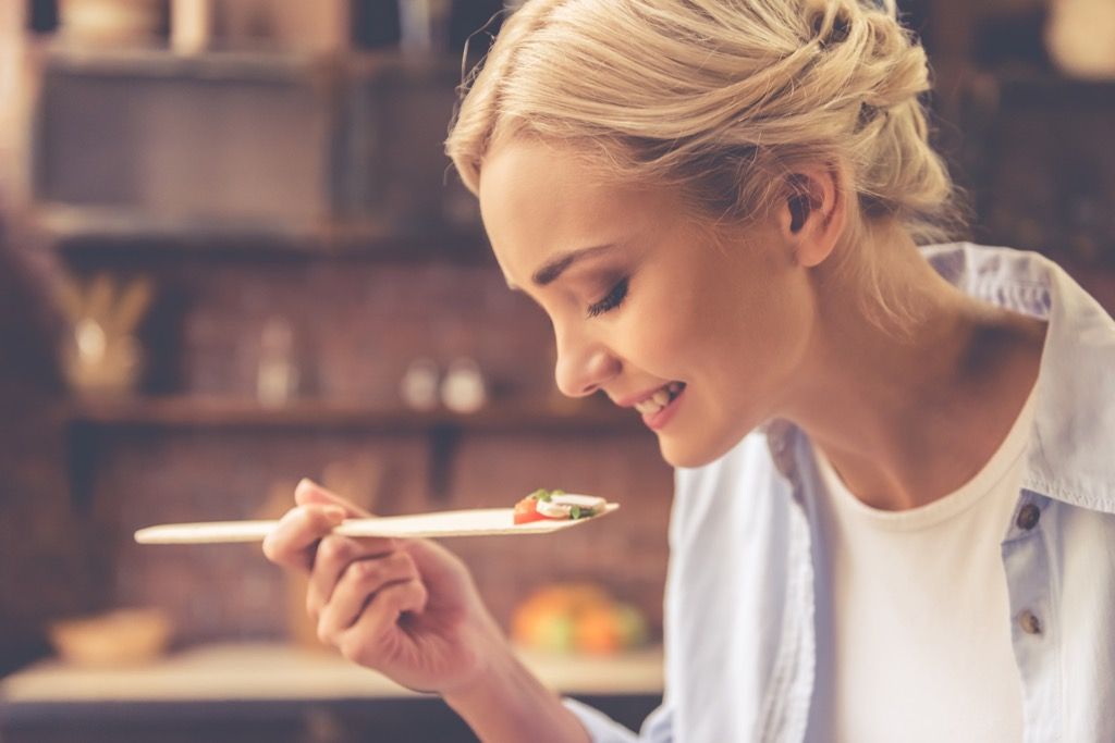 wanita merasa makanan, cara badan anda berubah selepas 40