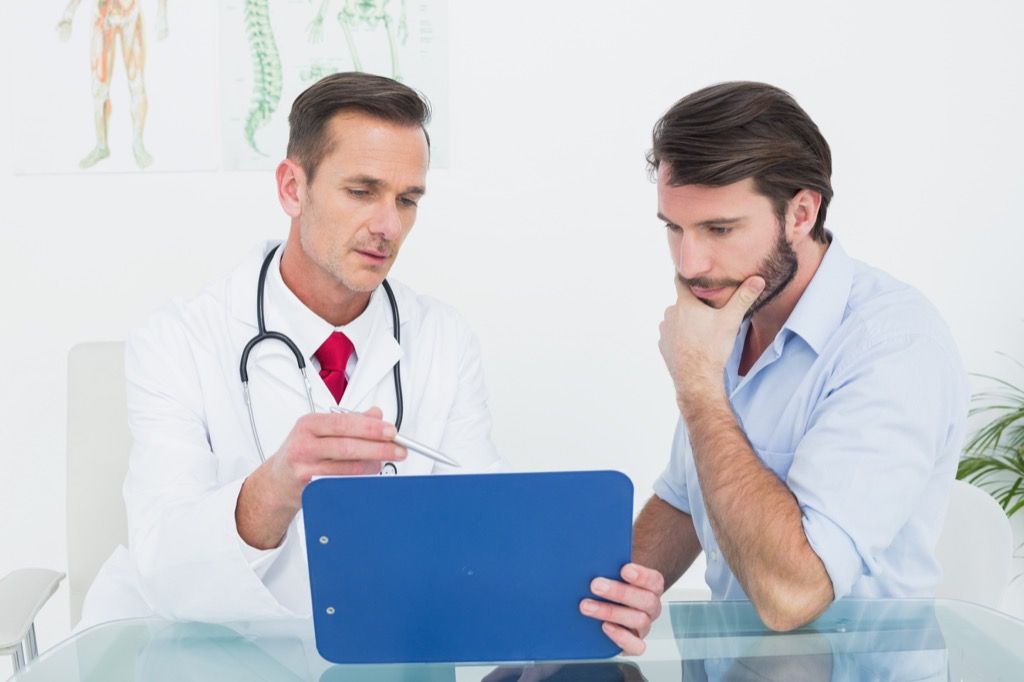 lääkäri ja potilas katsovat tablettia, miten kehosi muuttuu 40: n jälkeen