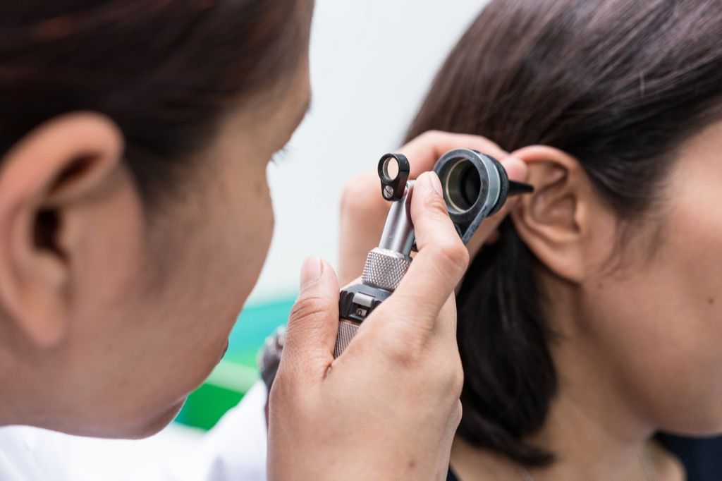 vrouw die een ooronderzoek krijgt, manieren waarop uw lichaam verandert na 40
