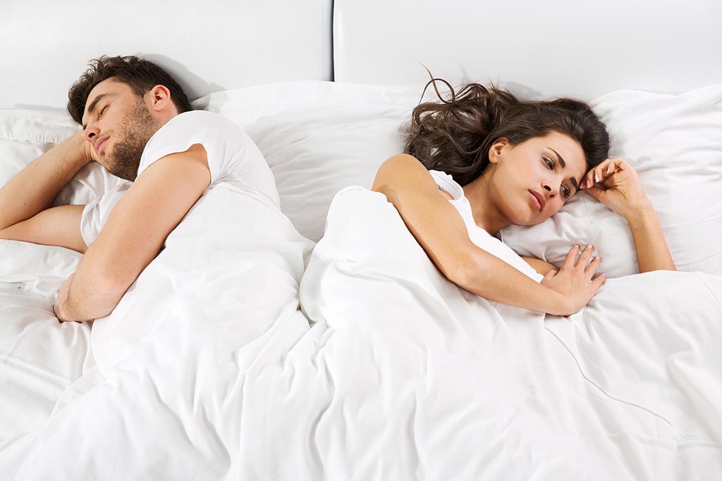 ζευγάρι κοιμάται στις αντίθετες πλευρές ενός κρεβατιού, τρόπους που το σώμα σας αλλάζει μετά από 40