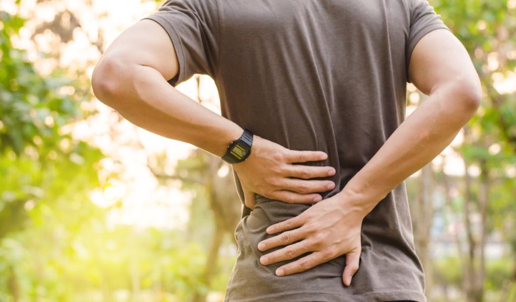 mann med kroniske smerter i ryggen, måter kroppen din endrer seg etter 40 år