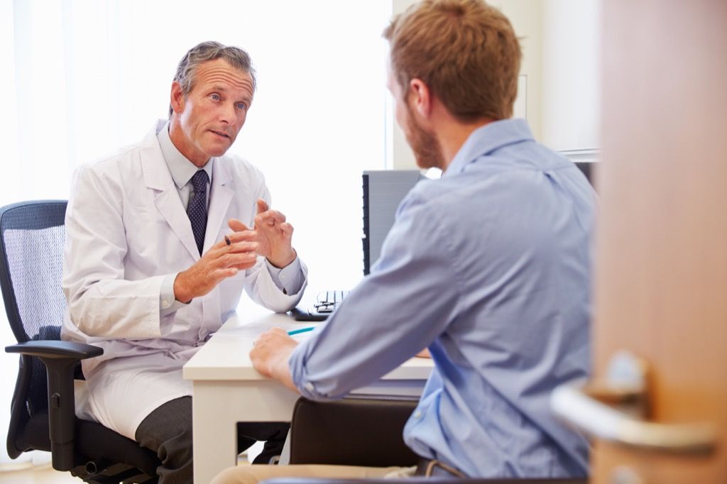 आदमी कार्यालय में डॉक्टर से बात करता है, 40 के बाद आपके शरीर में बदलाव आता है