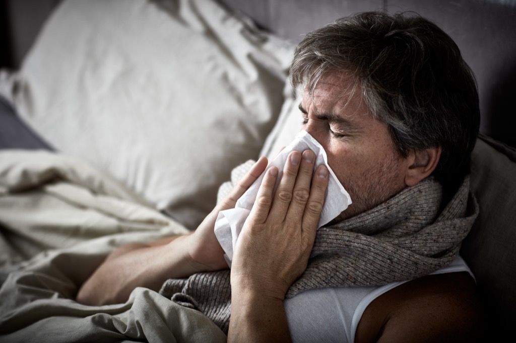 мужчина чихает в постели, как меняется ваше тело после 40