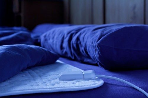 elektrinė antklodė ant lovos
