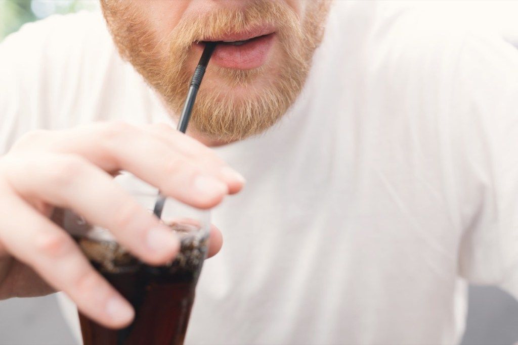 Red Haired Man Drinking Soda, věci, které by děsily vašeho zubaře