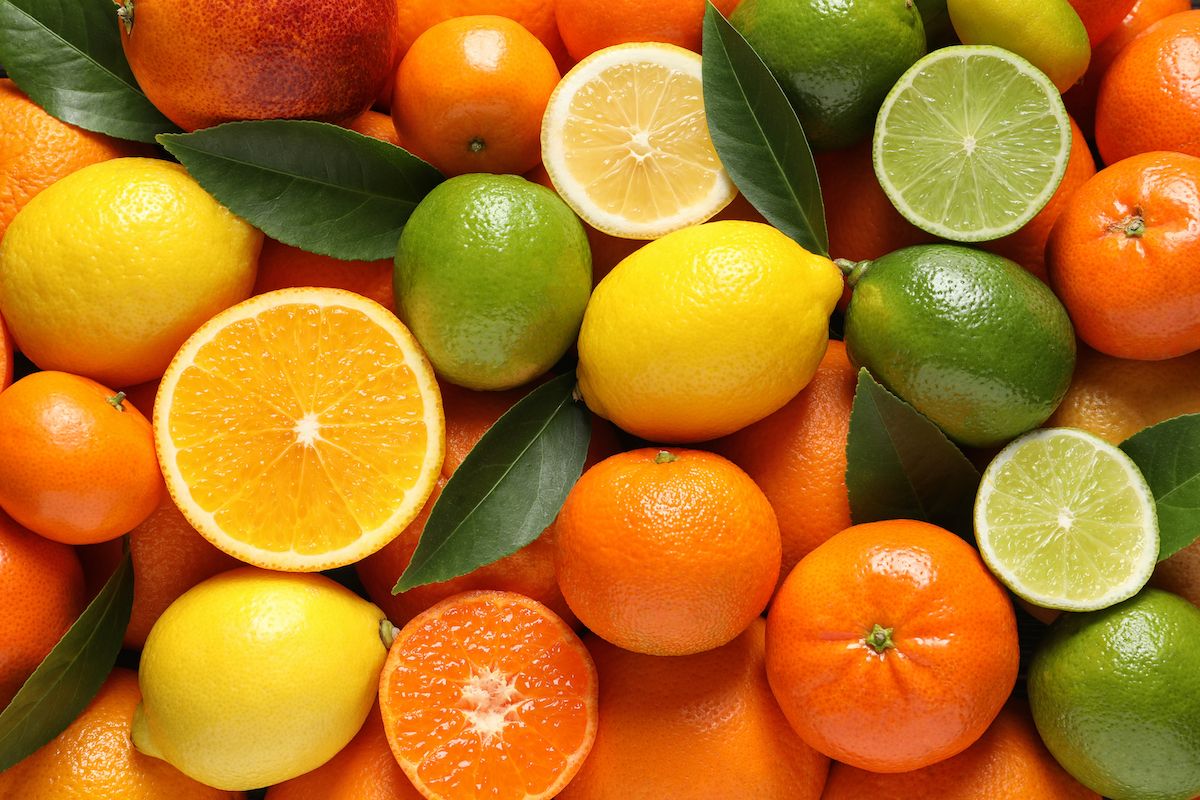 背景として葉を持つさまざまな柑橘系の果物