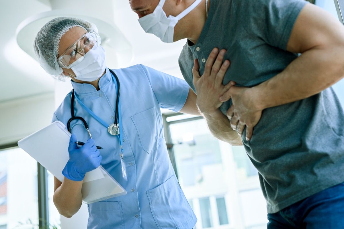طبيبة مع مريضة تشكو من آلام في الصدر أثناء وباء فيروس كورونا.