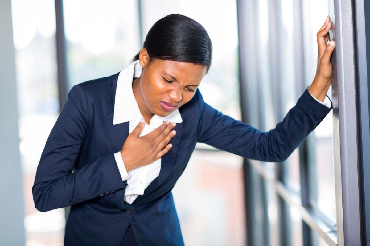 чернокожа жена на работа изпитва болка в гърдите, причинява киселини