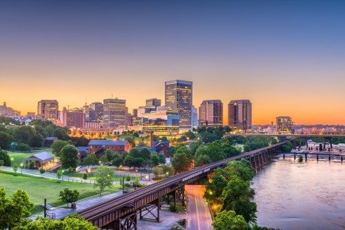 kaki langit dan sungai di pusat bandar di Richmond, Virginia pada waktu senja