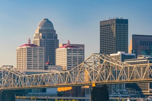 El horizonte de la ciudad del centro de Louisville, Kentucky