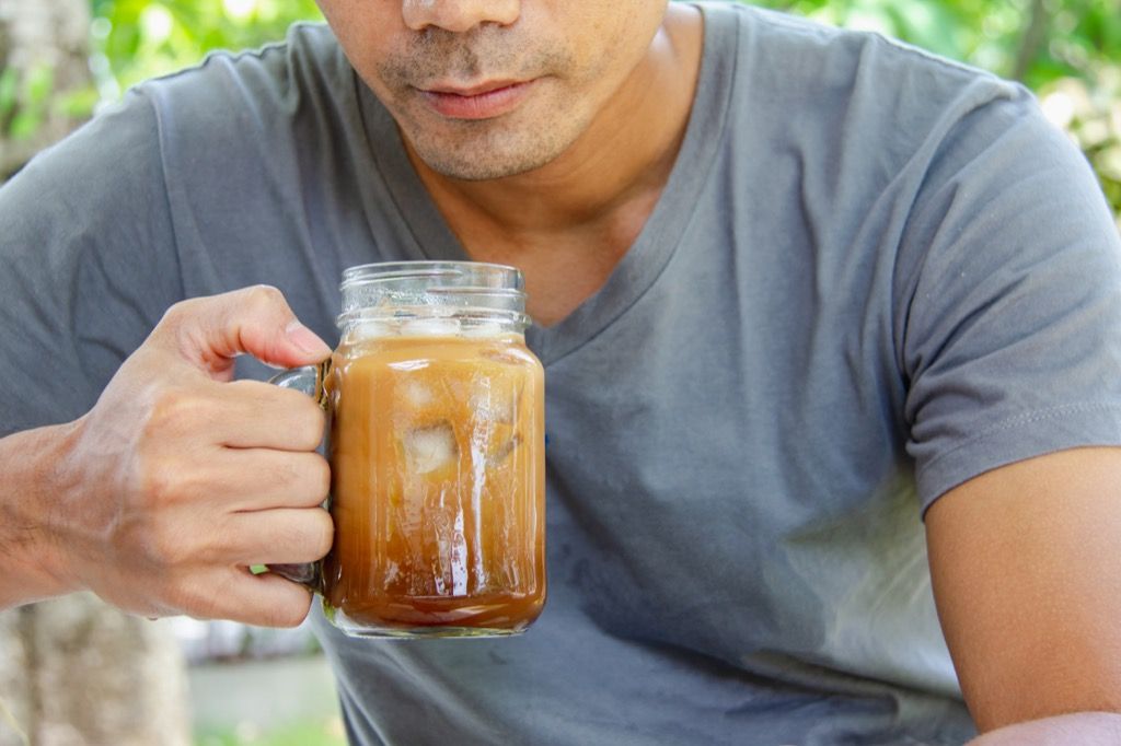 Мужчина пьет кофе со льдом без трубочки, лучшие советы против старения