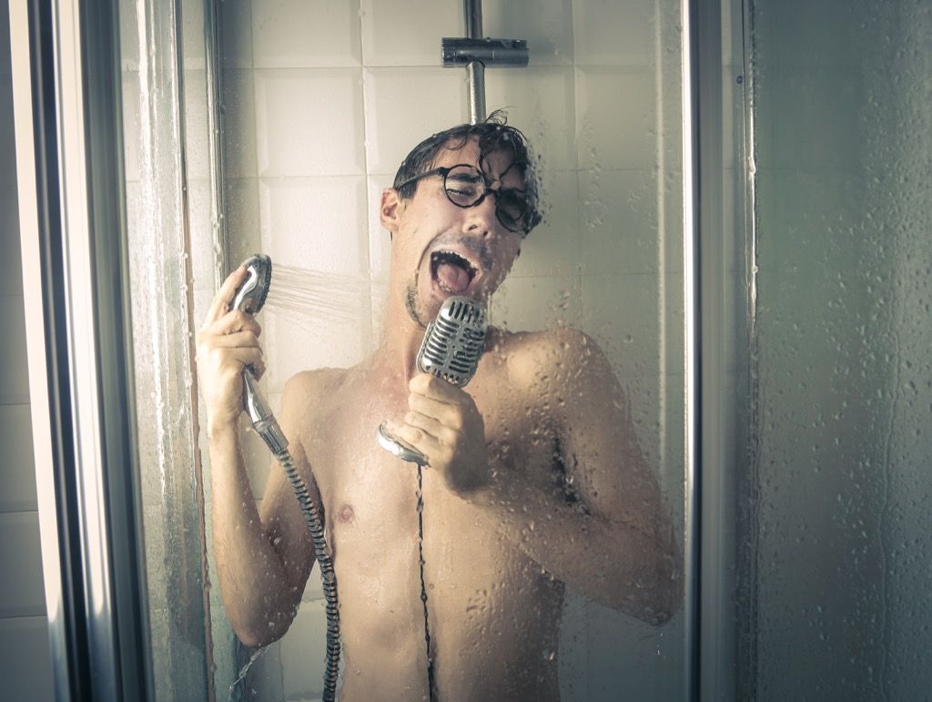 lelaki sedang menyanyi di bilik mandi.