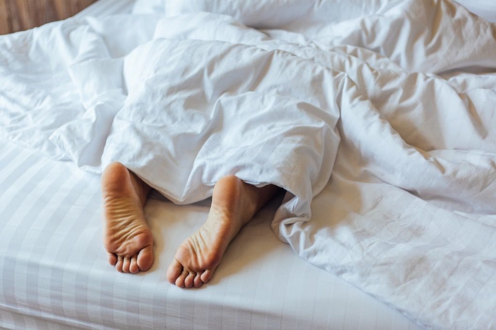นี่คือเหตุผลที่คุณควรนอนโดยให้เท้าอยู่นอกผ้าคลุม