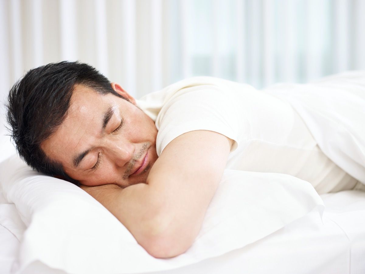 Esta es la peor posición en la que podría dormir, dicen los expertos