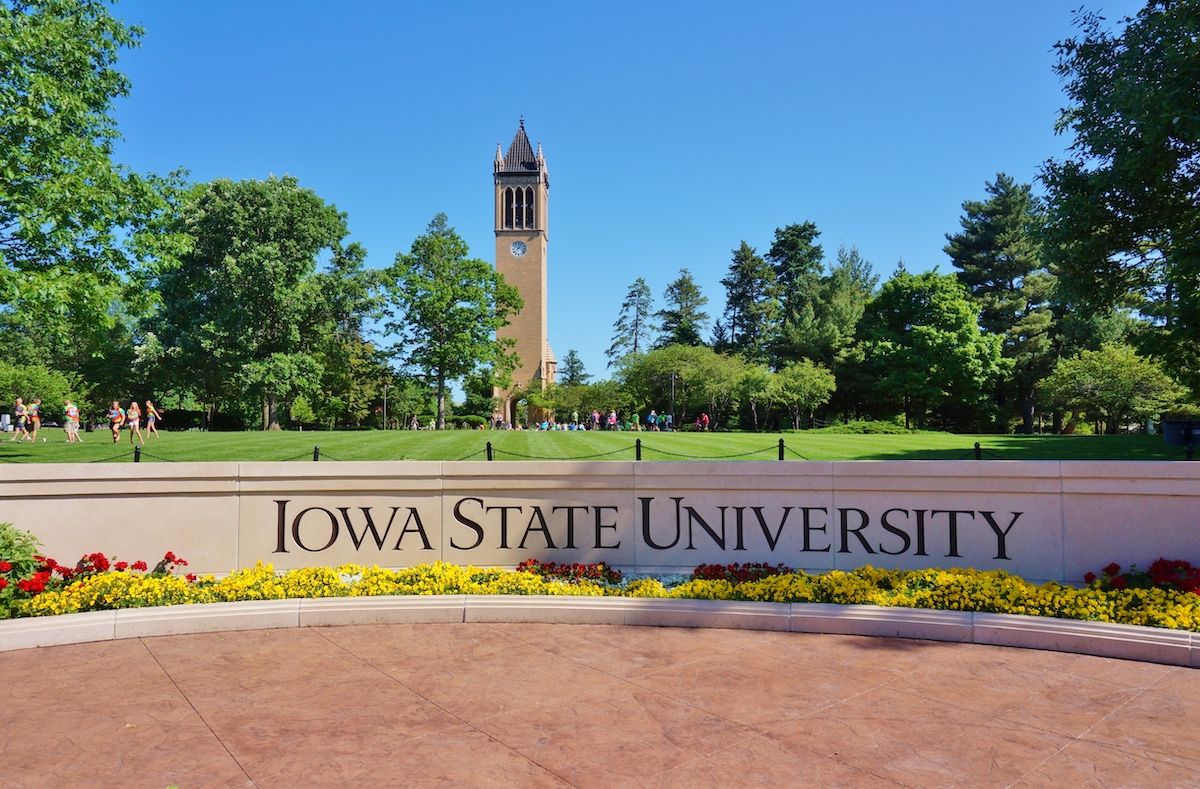 kamniti znak na vhodu v državo univerzo Iowa
