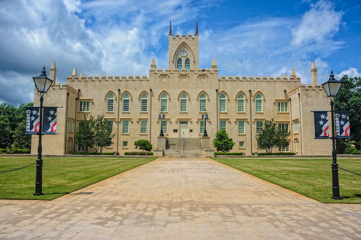 snímek administrativní budovy na univerzitě v Gruzii