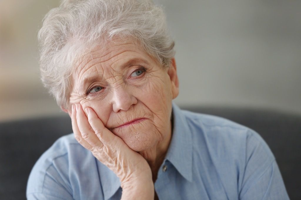 ऊब बुजुर्ग महिला अल्जाइमर के शुरुआती लक्षण