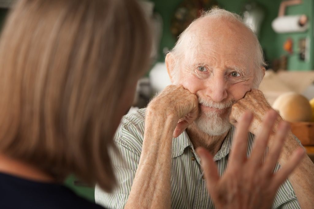 ηλικιωμένο ζευγάρι υποστηρίζοντας τα πρώτα σημάδια του Αλτσχάιμερ