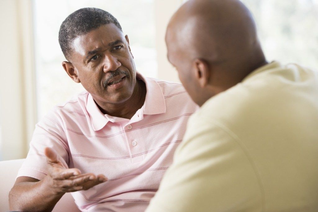 كبار السن من الرجال يجادلون في أقرب علامات مرض الزهايمر