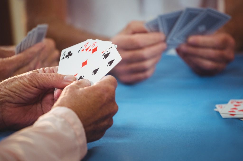 jugar a las cartas, mejorar la memoria los primeros signos de alzheimer
