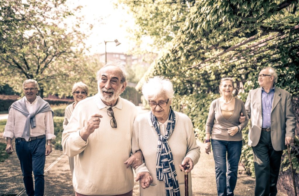persone anziane che camminano fuori i primi segni di Alzheimer