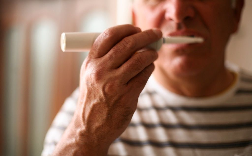 बूढ़ा आदमी दांतों को साफ करता है अल्जाइमर के शुरुआती लक्षण