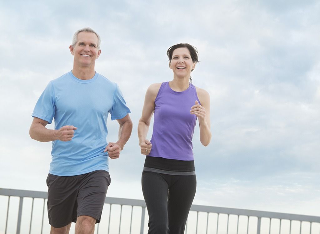 40代のカップルが走っていて、40歳以上の健康に関する質問