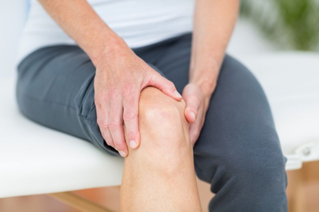 घुटने में दर्द के साथ आदमी, 40 से अधिक स्वास्थ्य सवाल