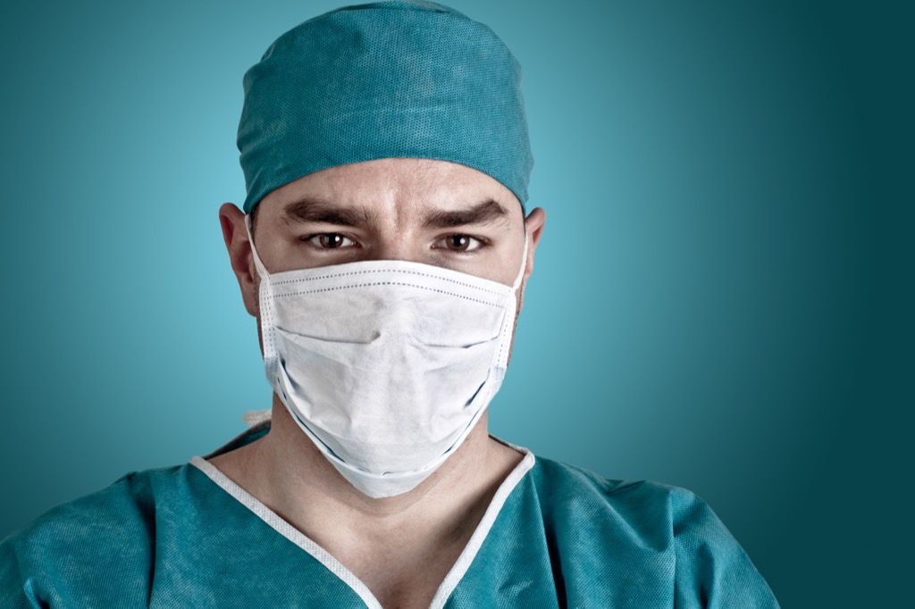 Læge i kirurgisk maske - gynækologhemmeligheder