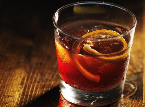 Gros plan du cocktail de liqueur brune