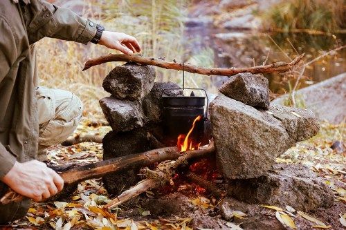 muž varenie pri táboráku
