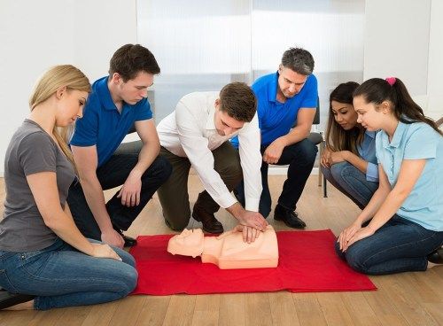 grupa mācās, kā veikt CPR
